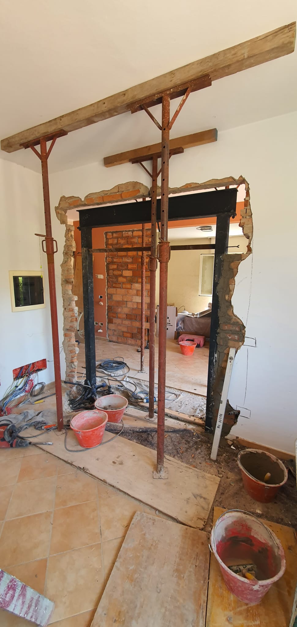 Portale in acciaio inserito nella muratura portante dell’edificio residenziale